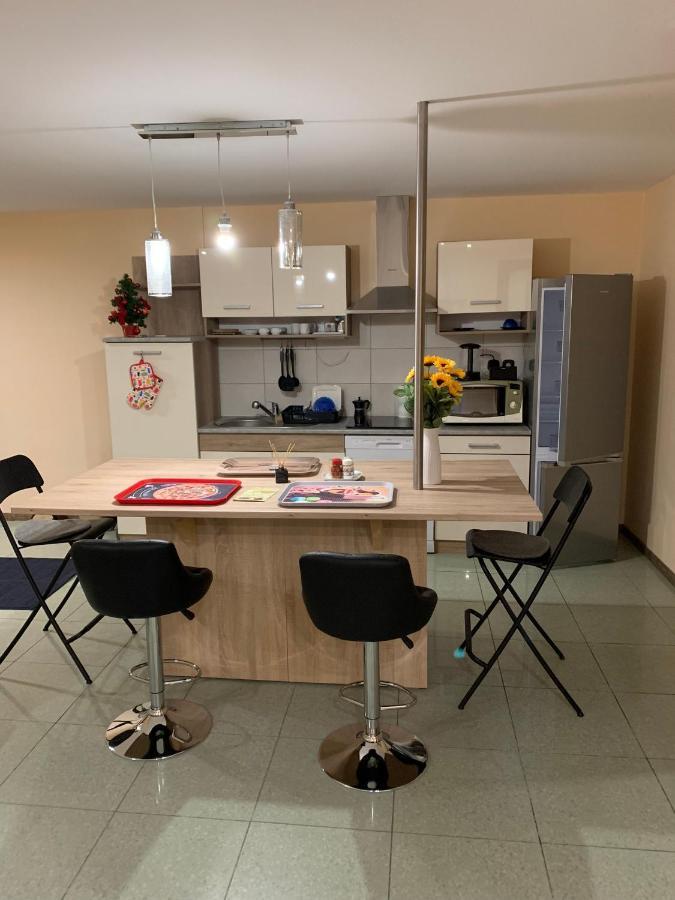 Deli Terasz B Free Parking, Self-check-in Anytime Győr