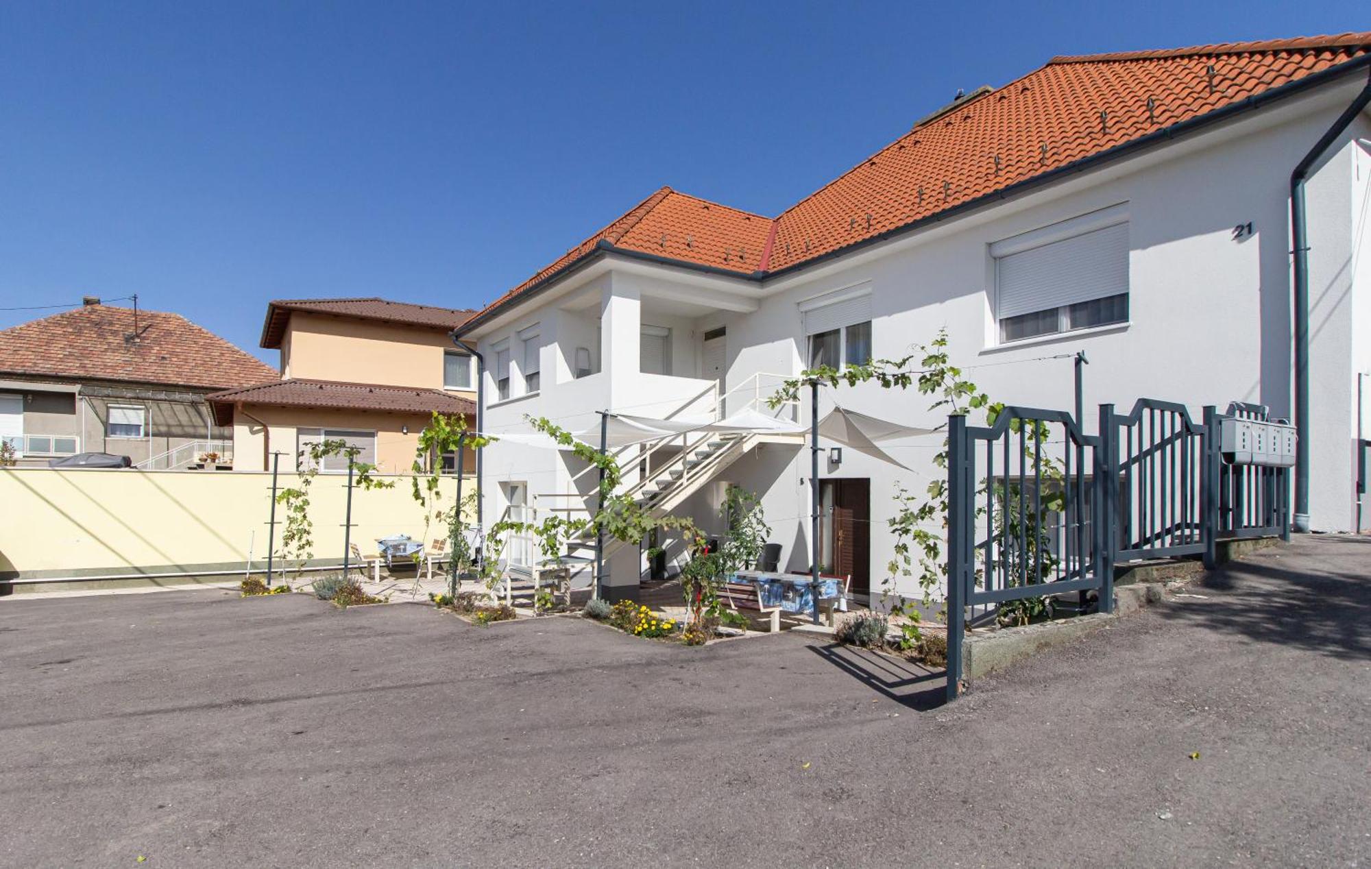 Deli Terasz B Free Parking, Self-check-in Anytime Apartment Győr